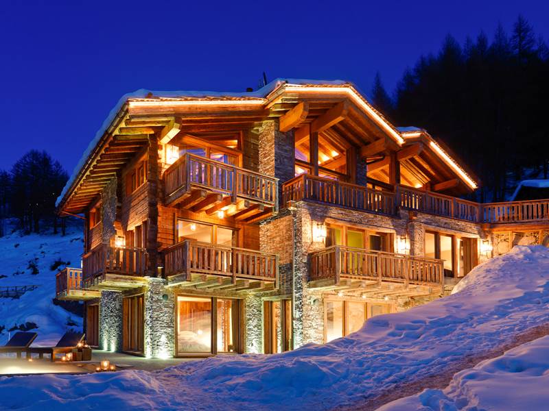 Chalet Les Anges in Switzerland nighttime