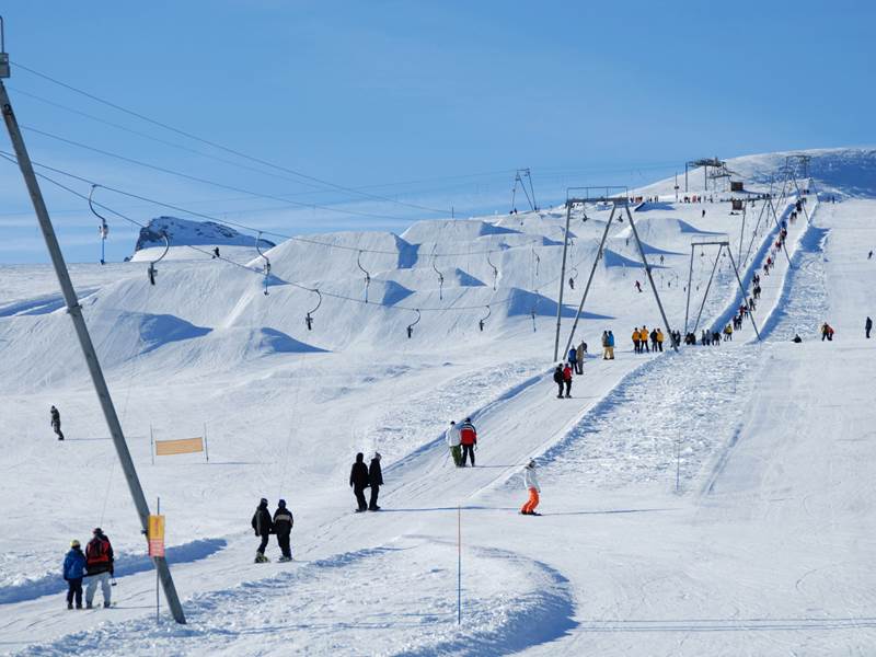 Glacier skiing on the Glacier 3000 Snow Park