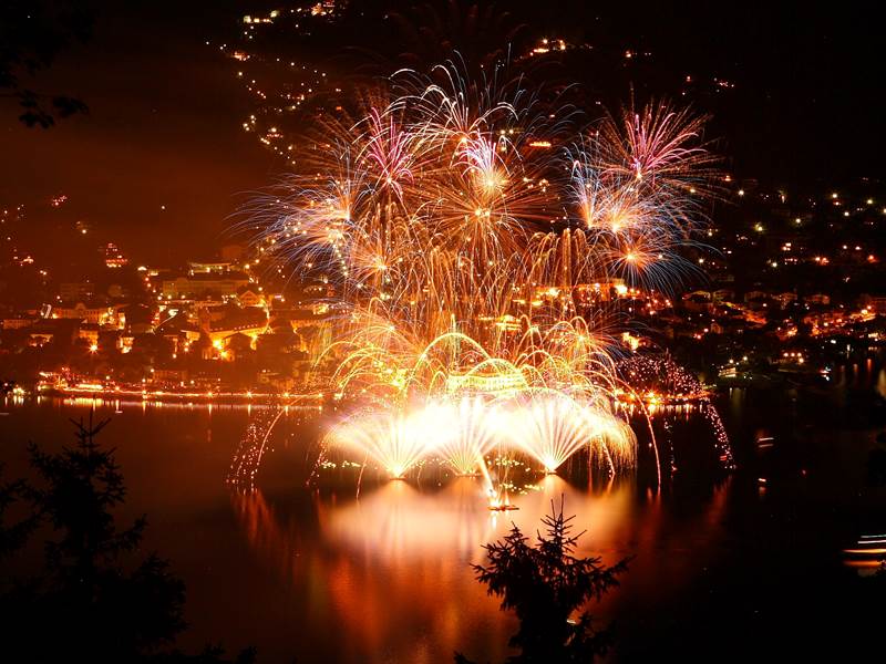 Zell am See New Year ski holidays with a spectacular firework display over the lake